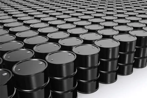 Жагсааж өрсөн хар металлан газрын тосны торхнууд