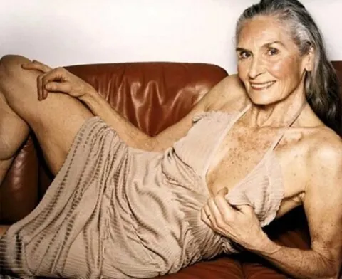 Дэлхийн хамгийн хөгшин супермодель Британийн загвар өмсөгч Дафне Селфе