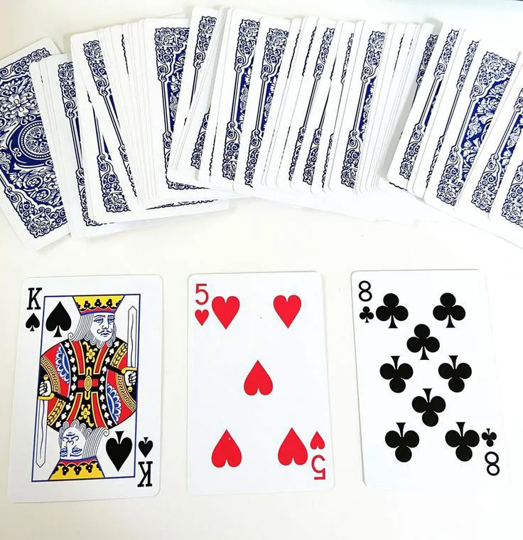 Дэлгэн тавьсан гурван энгийн хөзөр