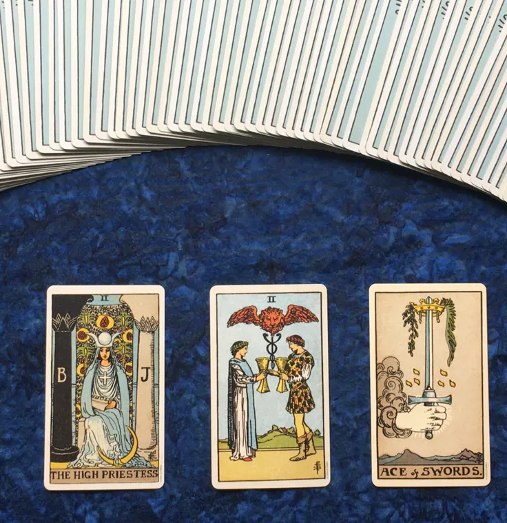 Дэлгэн тавьсан гурван энгийн хөзөр