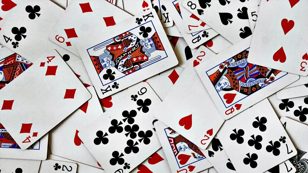 Энгийн хөзрүүдийг тараан тавьсан буй