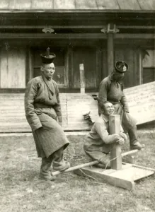 Сөгдүүлж суулгаад өвдөгний араар шургааг тавин хоёр тал дээр нь хүн гишгэж буй