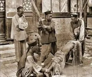 Манжийн төрийн шийтгэлийн хэлбэр Хятадад хэрэгжиж буй байдал - Модон саваагаар өгзөг рүү нь занчиж буй