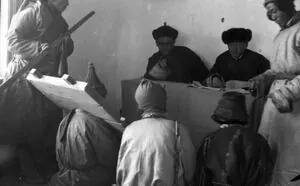 Монгол дахь Манжийн шүүх ял уншиж буй