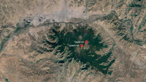 Улаанбаатарыг Богд уултай хамт эгц дээрээс нь дарсан Гүүглийн газрын зураг